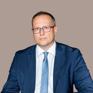 Dr. Károly Balázs Solymár